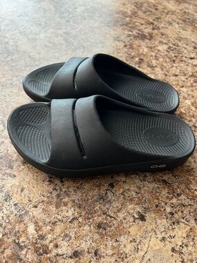 OOFOS Black Recovery Slide Sandals